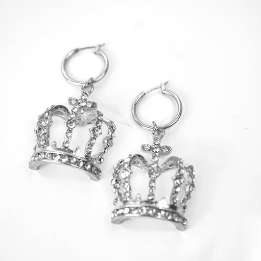 Crown-shaped earrings on a white background
